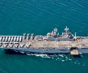 Tàu sân bay mini Mỹ chất đầy siêu tiêm kích F-35B 'nắn gân' Nga ở Syria
