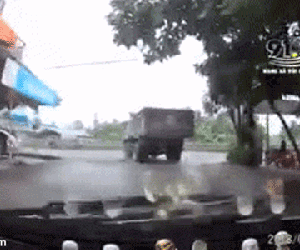 Video: 'Cú vặn ga tử thần' giữa ngã ba đường và hành động không phải ai cũng dám của tài xế ô tô