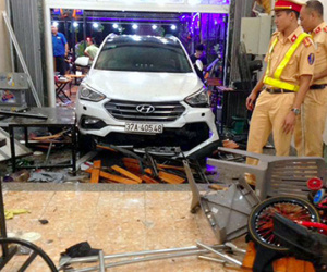 Hà Tĩnh: 6 người phải cấp cứu khi bị xe ô tô mất lái đâm vào quán nhậu