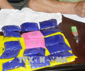 Bắt một phụ nữ 'ôm' 1 bánh heroin và hơn 7.500 viên ma túy tổng hợp