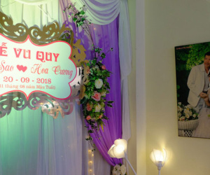 Cô dâu 62 tuổi xúc động khi chú rể 26 tuổi yêu cầu giữ nguyên bức hình cưới với chồng quá cố ở phòng khách
