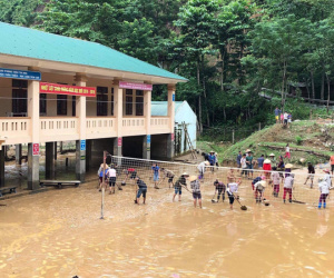 Nghệ An: Giáo viên, học sinh chạy lũ lúc nửa đêm