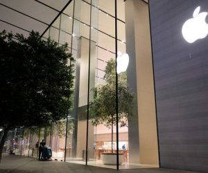 Người VN xếp hàng sớm ở Apple Store mua iPhone XS bị giải tán