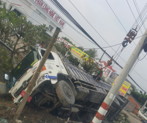 Tránh 1 xe máy băng ẩu, 2 xe tải lật ngang