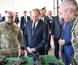 Xem Tổng thống Putin trổ tài thiện xạ, thử súng bắn tỉa mới nhất