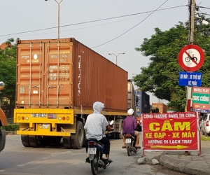 Bất chấp nguy hiểm, người dân vẫn đi vào đường đang thi công