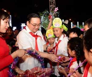 Chủ tịch Quốc hội chung vui Tết Trung thu với thiếu nhi Thủ đô