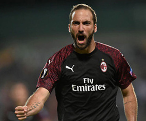Europa League: Milan sống nhờ Higuain, Sevilla thắng hủy diệt