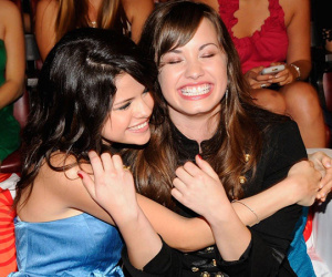 'Gái ngoan' Selena Gomez bình luận gì về sự cố sốc ma túy sắp chết của 'gái hư' Demi Lovato?