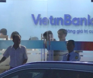 Kẻ cướp trùm kín mặt xông vào cướp tiền tại ViettinBank Chi nhánh Châu Thành