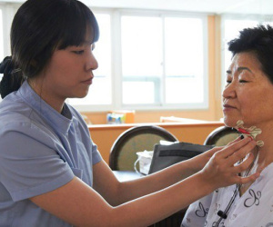 Mùa Vu Lan báo hiếu: Thuê người chăm sóc cha mẹ khi ốm đau có coi là bất hiếu?