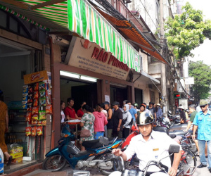 Vẫn cảnh xếp hàng mua bánh Trung thu truyền thống, nhưng chưa quá đông đúc