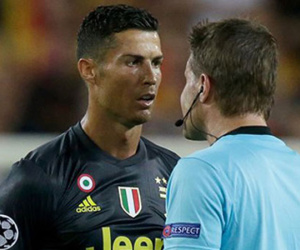 Huyền thoại trong giới HLV tin trọng tài đuổi Ronaldo bị ảo giác