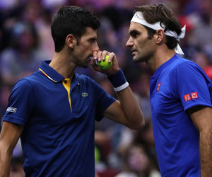 'Cặp đôi trong mơ' Federer-Djokovic thất bại ngỡ ngàng, vụng về đánh bóng vào lưng nhau ở Laver Cup