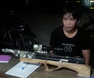 Mang súng hơi tự chế ra đường