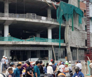 Nhiều người rơi từ tầng 4 công trình trên đường Phạm Văn Đồng