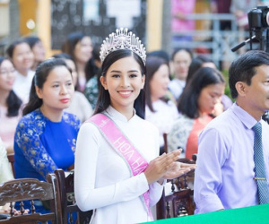 Hoa hậu Trần Tiểu Vy giản dị, dịu dàng trong ngày trở về trường