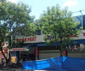 Phát hiện vật thể nghi là mìn đặt trước cửa hàng xe máy