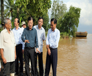Phó Thủ tướng Trịnh Đình Dũng thị sát phòng chống lũ ở Đồng bằng sông Cửu Long
