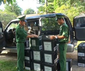 Quảng Trị: Bắt vụ vận chuyển 480 chai rượu lậu