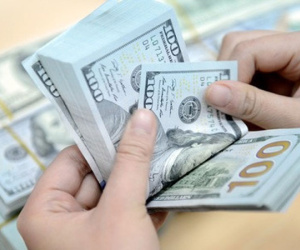 Sáng đầu tuần, tỷ giá trung tâm giảm, giá đồng USD tăng
