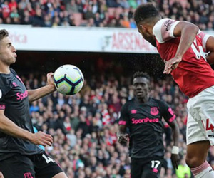 Trọng tài nhắm mắt công nhận bàn thắng việt vị của Aubameyang