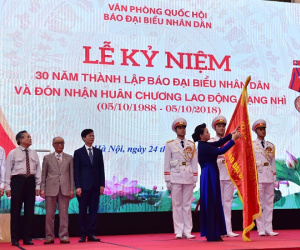 Báo Đại biểu Nhân dân đón nhận Huân chương Lao động hạng Nhì