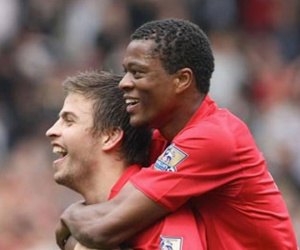 Evra từng ‘đi nặng' vào giày của Pique