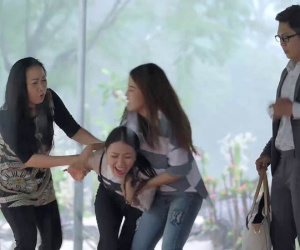 Gạo nếp gạo tẻ tập 61: Vừa có bồ mới, Nhi bị mẹ nhân tình cũ đánh túi bụi