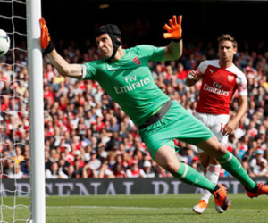Ở tuổi 36, Cech tỏa sáng trở lại