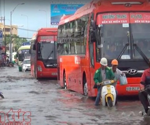 Ngập nhiều tuyến đường tại TP Hồ Chí Minh do mưa lớn 1 giờ đồng hồ