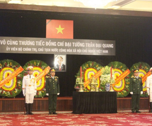 Người dân thương tiếc đến viếng Chủ tịch nước Trần Đại Quang tại TP Hồ Chí Minh