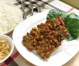 Băm ốc bươu cùng giò sống, chỉ chốc lát là cả nhà có ngay món chả ốc thơm ngon