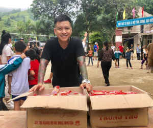Ca sĩ Tuấn Hưng đến với đồng bào vùng lũ Vị Xuyên nơi địa đầu Tổ quốc