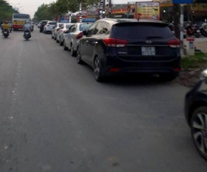 Hoài Đức (Hà Nội): Lòng đường biến thành bãi đỗ xe, không ai xử lý?