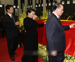Lãnh đạo và nguyên lãnh đạo Đảng và Nhà nước đi quanh linh cữu Chủ tịch nước Trần Đại Quang