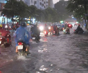 Mưa lớn ngày Quốc tang: Nhiều tuyến phố Hà Nội ngập nặng, giao thông ùn tắc