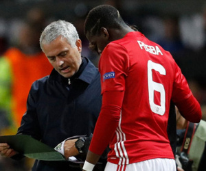 Pogba lườm Mourinho như kẻ thù sau cú sốc M.U bị loại ở cúp Liên đoàn