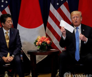 Tổng thống Trump khoe lá thư của Chủ tịch Kim Jong-un
