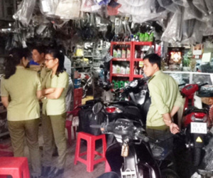 Triệt phá nhiều tụ điểm bán phụ tùng xe máy giả nhãn hiệu NGK