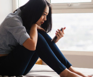 Xin chồng chiếc điện thoại cũ cho mẹ không được, vợ trẻ lên mạng hỏi ý kiến chị em liền bị mắng vì điều này