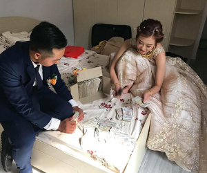 Đám bạn thân mừng cưới toàn tiền lẻ, cư dân mạng hiến kế để cô dâu chú rể không phí cả đêm tân hôn