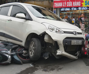 Hà Nội: Xế hộp đâm hàng loạt xe máy trên phố Tôn Đức Thắng, ít nhất 2 phụ nữ nhập viện