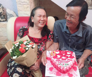 Khoảnh khắc lãng mạn đầy ngưỡng mộ của đôi vợ chồng già kết hôn 41 năm vẫn tình cảm như buổi ban đầu