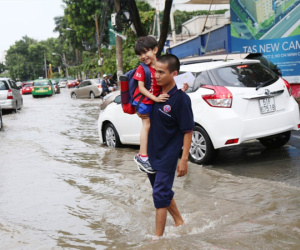 Khu biệt thự ở Sài Gòn ngập nặng sau mưa, trẻ em trường quốc tế được bố mẹ cõng trên vai lội nước về nhà