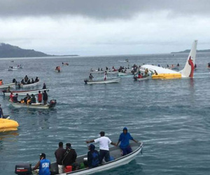 Máy bay rơi xuống biển, tàu cao tốc ùa ra cứu toàn bộ khách