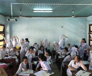 Teen Quảng Ngãi hóa 'pho tượng sống' bằng cách vắt tà áo dài lên đầu, kính vẫn đeo trên mắt