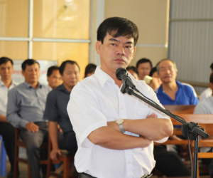 Trưởng phòng dọa mài dao, cắt cổ hiệu trường vì vợ không được cử đi học