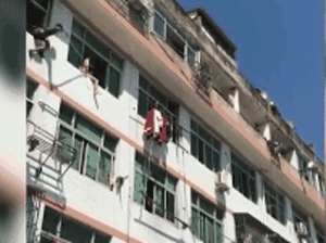 Video: Cô gái định nhảy lầu và màn giải cứu kịch tính trong 10 giây gây sốt dư luận