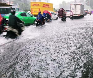 Sài Gòn tiếp tục mưa lớn gây ngập nặng, hành khách lội nước ra vào sân bay Tân Sơn Nhất